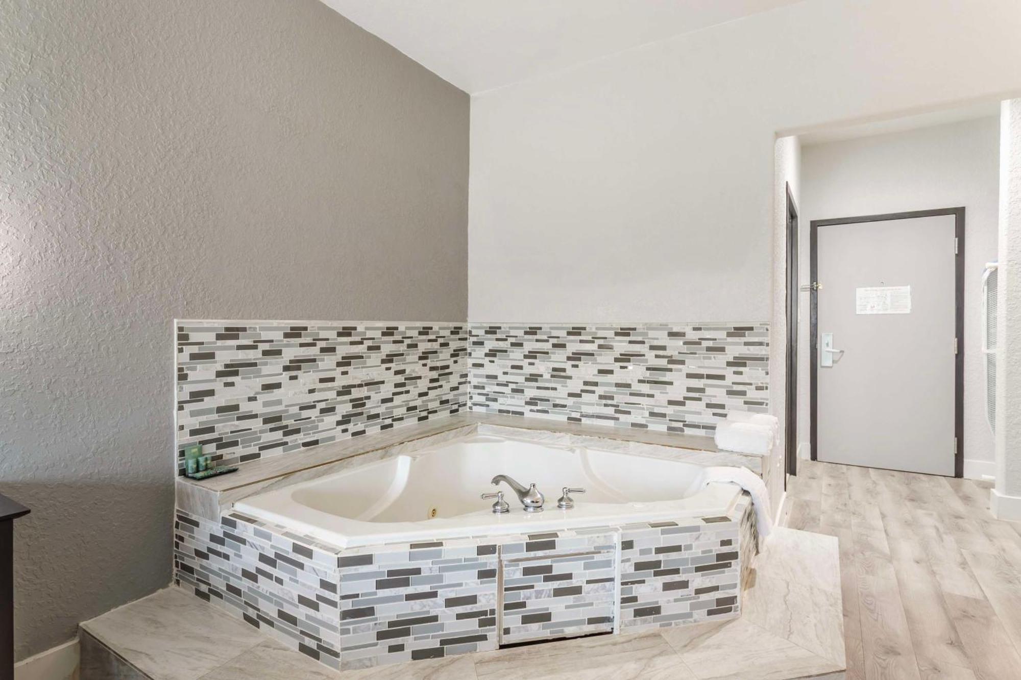 Surestay Plus By Best Western Texas City I-45 Esterno foto